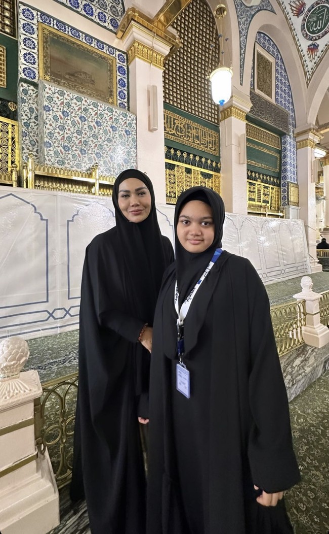 “Apa yang berada antara rumahku dan mimbarku merupakan taman dari taman-taman surga”, hadits riwayat Al-bukhari dan Muslim,” tulis Kris Dayanti di Instagram. Foto: Dok. Instagram Krisdayantilemos