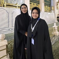 “Apa yang berada antara rumahku dan mimbarku merupakan taman dari taman-taman surga”, hadits riwayat Al-bukhari dan Muslim,” tulis Kris Dayanti di Instagram. Foto: Dok. Instagram Krisdayantilemos