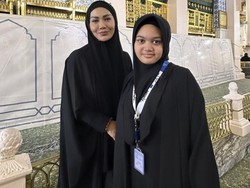 7 Foto Gaya Kris Dayanti Saat Umrah, Amora Lemos Terlihat Pangling