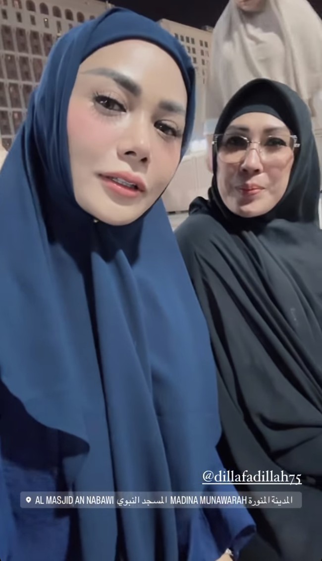 Beberapa netizen juga mendoakan Kris Dayanti tetap konsisten berhijab setelah pulang umrah. “Cantik banget mba KD ama anak gadisnya berhijab, sumpaaah cantik dan ayu banget semoga mba KD sepulang dr umroh ttp istiqomah tuk berhijab..” komentar salah satu netizen dengan akun @wati*****. Foto: Dok. Instagram Krisdayantilemos
