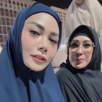 Beberapa netizen juga mendoakan Kris Dayanti tetap konsisten berhijab setelah pulang umrah. “Cantik banget mba KD ama anak gadisnya berhijab, sumpaaah cantik dan ayu banget semoga mba KD sepulang dr umroh ttp istiqomah tuk berhijab..” komentar salah satu netizen dengan akun @wati*****. Foto: Dok. Instagram Krisdayantilemos
