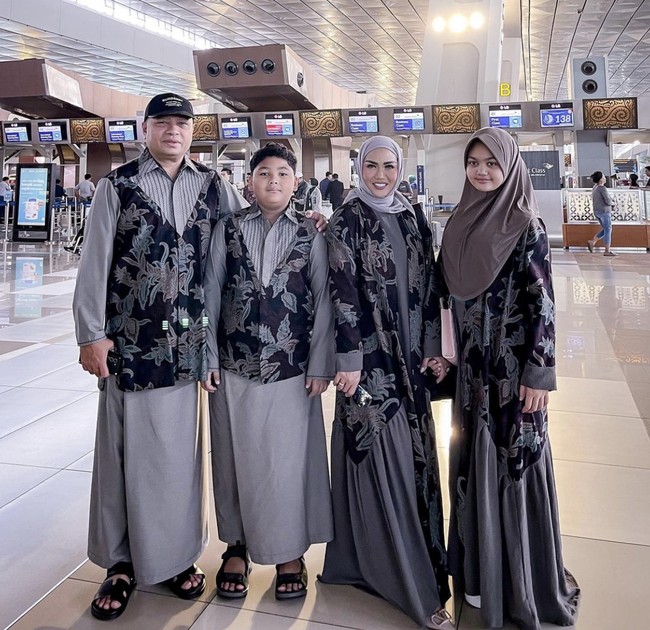Tampak foto Krisdayanti dan keluarga di bandara sebelum berangkat umrah mengenakan seragam bernuansa abu-abu dan batik hitam. Penampilan Amora Lemos menjadi sorotan netizen. Foto: Dok. Instagram Krisdayantilemos