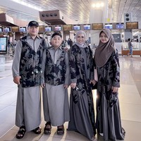 Tampak foto Krisdayanti dan keluarga di bandara sebelum berangkat umrah mengenakan seragam bernuansa abu-abu dan batik hitam. Penampilan Amora Lemos menjadi sorotan netizen. Foto: Dok. Instagram Krisdayantilemos