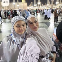 Krisdayanti dan Amora Lemos di Madinah tampak mengenakan abaya dan kerudung instan warna hitam. Amora Lemos terlihat berbeda dengan wajah yang cantik natural tanpa makeup. Foto: Dok. Instagram Krisdayantilemos