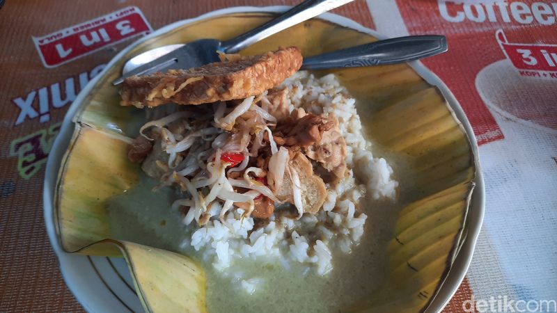 Kuliner nasi tempe pedas di Pati, Rabu (1/11/2023).