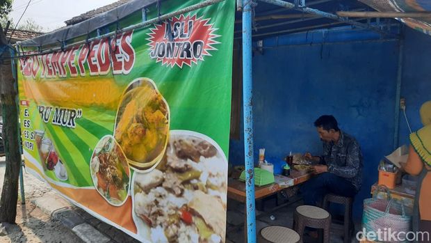 Kuliner nasi tempe pedas di Pati, Rabu (1/11/2023).