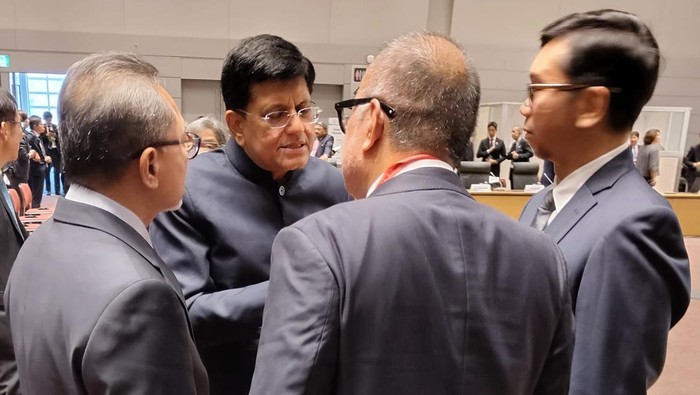Lihat Lagi Momen Zulhas Lobi India, Bidik Impor Beras 1 Juta Ton Menteri Perdagangan (Mendag) Zulkifli Hasan mengaku bertemu Menteri Perdagangan dan Industri India Piyush Goyal di Jepang beberapa waktu lalu. Dalam kesempatan itu Zulkifli Hasan melobi agar India membuka keran ekspor beras ke Indonesia 1 juta ton.