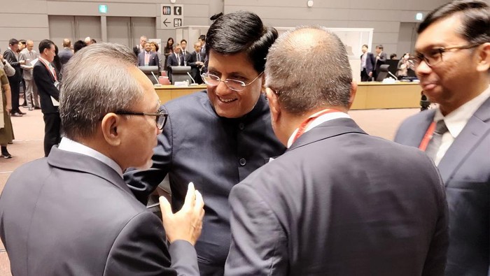 Menteri Perdagangan (Mendag) Zulkifli Hasan mengaku bertemu Menteri Perdagangan dan Industri India Piyush Goyal di Jepang beberapa waktu lalu. Dalam kesempatan itu Zulkifli Hasan melobi agar India membuka keran ekspor beras ke Indonesia 1 juta ton.