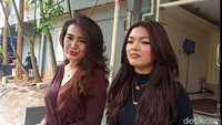 Queennara viral karena foto di KTP-nya yang disebut mirip Kylie Jenner. Ternyata menurut Liza Natalia, sang putri sangat total dan semangat saat akan membuat KTP. Foto: Ahsan/detikHOT