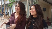 Salah satu contoh, Liza Natalia mengizinkan Queennara ke kelab malam, tapi ada peraturan jam pulang dan tidak boleh mabuk apalagi terjerumus narkoba. Foto: Ahsan/detikHOT