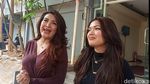 Kompak Gaya Liza Natalia dan Queennara, Lebih Seperti Kakak Beradik