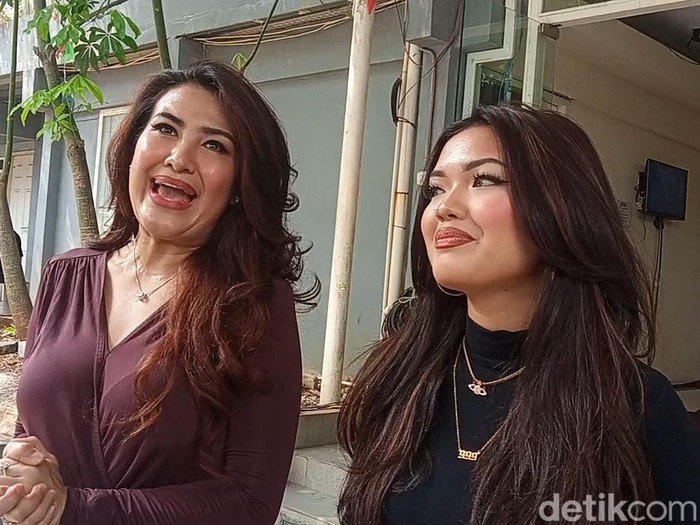 Liza Natalia dan Queennara.