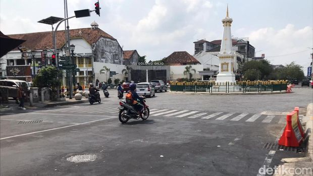 Luapan minyak di dekat tugu Jogja sudah dibersihkan. Arus lalu lintas kembali normal, Rabu (1/11/2023) pagi.