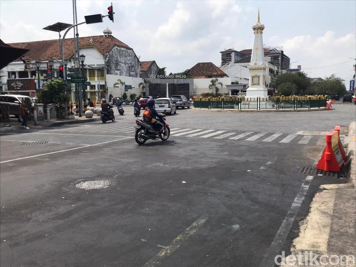 Luapan minyak di dekat tugu Jogja sudah dibersihkan. Arus lalu lintas kembali normal, Rabu (1/11/2023) pagi.