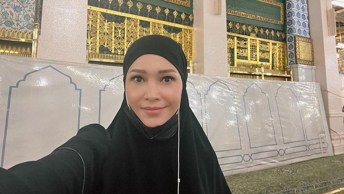 Maia Estianty saat menjalankan ibadah umrah.