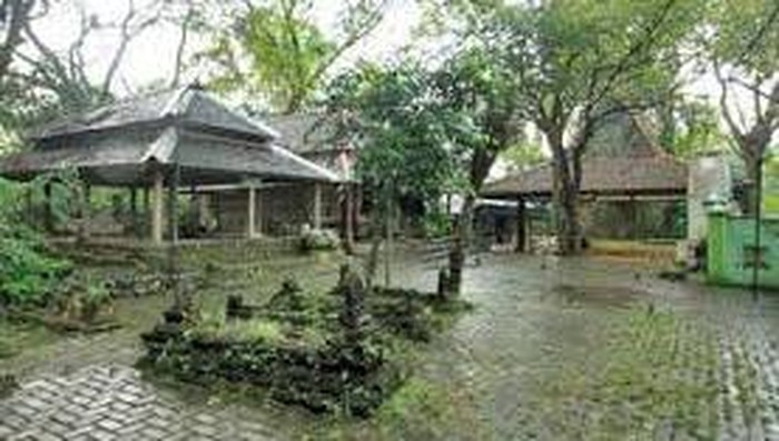 Makam Sunan Pranen di Gresik.