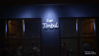 Suasana depan Kopi Timbul.