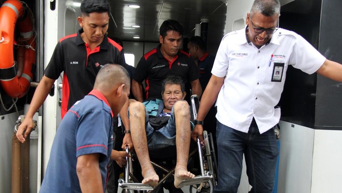 Malaysia Deportasi Pekerja Migran Korban Kapal Karam Seorang pekerja migran yang sakit dideportasi dari Malaysia tiba Pelabuhan Pelindo Dumai, Riau, Rabu (1/11/2023). Pemerintah Malaysia mendeportasi sembilan pekerja migran korban kapal karam di perairan Selat Melaka pada 15 Agustus 2023 lalu ke tanah air setelah menjalani perawatan di negara tersebut dan mendeportasi 80 pekerja migran bermasalah lainnya serta empat orang balita. ANTARA FOTO/Aswaddy Hamid/foc.