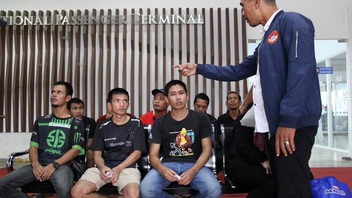 Malaysia Deportasi Pekerja Migran Korban Kapal Karam Seorang pekerja migran yang sakit dideportasi dari Malaysia tiba Pelabuhan Pelindo Dumai, Riau, Rabu (1/11/2023). Pemerintah Malaysia mendeportasi sembilan pekerja migran korban kapal karam di perairan Selat Melaka pada 15 Agustus 2023 lalu ke tanah air setelah menjalani perawatan di negara tersebut dan mendeportasi 80 pekerja migran bermasalah lainnya serta empat orang balita. ANTARA FOTO/Aswaddy Hamid/foc.