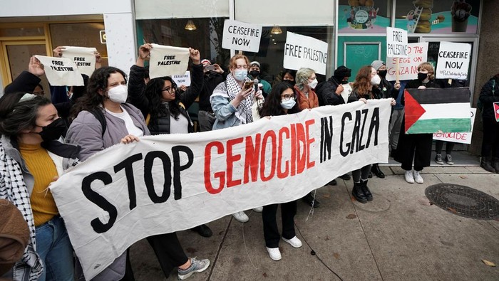 Massa Serbu Kantor Wakil PM Kanada Tuntut Setop Genosida Gaza Supporters of Palestinian rights, calling for a ceasefire and end to the siege in Gaza, stand outside the constituent office of Canada's Deputy Prime Minister and Finance Minister Chrystia Freeland in Toronto, Ontario, Canada October 30, 2023.Β REUTERS/Arlyn McAdorey