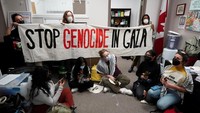 Militan Hamas di Gaza menerobos penghalang ke Israel pada 7 Oktober. Israel mengatakan Hamas membunuh 1.400 orang dan menangkap 239 orang. Israel membalas dengan pemboman ke Gaza yang menurut otoritas medis di sana telah menewaskan lebih dari 8.000 orang.  
