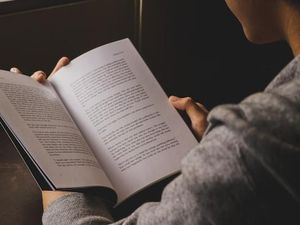 Identitas Buku: Pengertian, Unsur, Fungsi, dan Contohnya