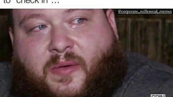 Siapa nih yang Minggu-nya masih dihubungi atasan untuk bahas kerjaan? Foto: Instagram/corporate_millennial_memes