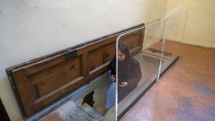 Mengintip 'Ruang Rahasia' Seniman Renaissance Michelangelo di Kapel Italia The trapdoor leading to a room with delicate charcoal drawings on the walls that some experts have attributed to Michelangelo is seen inside Florence's Medici Chapel, in central Italy, Tuesday, Oct. 31, 2023. The long-hidden 10-meters by 3-meters space was discovered in 1975 sparkling a fierce debate over Michelangelos' attribution. Officials decided to open the room to the public on a limited basis to protect the works. Starting Nov. 15, up to 100 visitors will be granted access each week by reservation, four at a time, spending a maximum of 15 minutes inside the space. (AP Photo/Luigi Navarra)