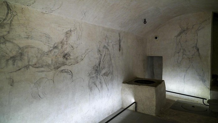 Mengintip 'Ruang Rahasia' Seniman Renaissance Michelangelo di Kapel Italia Delicate charcoal drawings that some experts have attributed to Michelangelo are seen on the walls of a room used to store coal until 1955 inside Florence's Medici Chapel, in central Italy, Tuesday, Oct. 31, 2023. The long-hidden 10-meters by 3-meters space was discovered in 1975 sparkling a fierce debate over Michelangelos' attribution. Officials decided to open the room to the public on a limited basis to protect the works. Starting Nov. 15, up to 100 visitors will be granted access each week by reservation, four at a time, spending a maximum of 15 minutes inside the space. (AP Photo/Luigi Navarra)