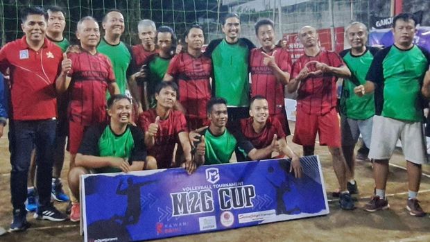 Momen Akhdiyat Duta Modjo atau Duta vokalis Sheila On 7 saat ikut turnamen voli di kampungnya, Ganjuran, Kalurahan Condongcatur, Kapanewon Depok, Sleman, Selasa (31/10/2023) malam.