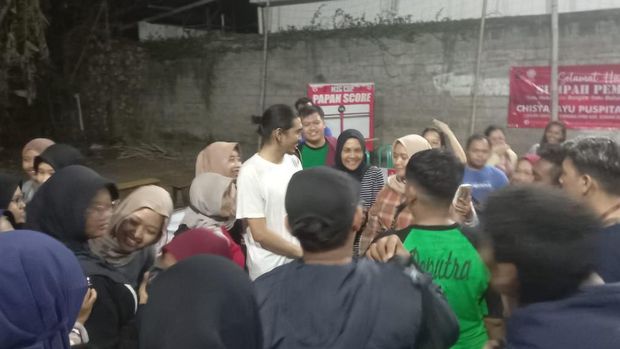 Momen Akhdiyat Duta Modjo atau Duta vokalis Sheila On 7 saat ikut turnamen voli di kampungnya, Ganjuran, Kalurahan Condongcatur, Kapanewon Depok, Sleman, Selasa (31/10/2023) malam.
