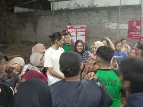 Momen Akhdiyat Duta Modjo atau Duta vokalis Sheila On 7 saat ikut turnamen voli di kampungnya, Ganjuran, Kalurahan Condongcatur, Kapanewon Depok, Sleman, Selasa (31/10/2023) malam.