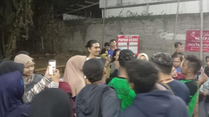 Momen Akhdiyat Duta Modjo atau Duta vokalis Sheila On 7 saat ikut turnamen voli di kampungnya, Ganjuran, Kalurahan Condongcatur, Kapanewon Depok, Sleman, Selasa (31/10/2023) malam.