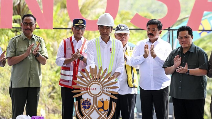 Presiden Jokowi melakukan peletakan batu pertama atau groundbreaking Bandar Udara Ibu Kota Nusantara (IKN). Jokowi menargetkan bandara tersebut sudah bisa dipakai pada Juni 2024.