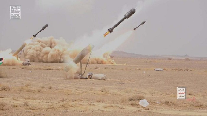 Momen Petempur Houthi Yaman Luncurkan Rudal ke Israel Houthi fighters gather during a military manoeuvre near Sanaa, Yemen, October 30, 2023. Houthi Media Center/Handout via REUTERS THIS IMAGE HAS BEEN SUPPLIED BY A THIRD PARTY