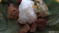 Nasi Jamblang juga berasal dari Cirebon, Jawa Bata. Nasi ini disajikan dengan berbagai jenis lauk dan dibungkus menggunakan daun jati. Foto: Ony Syahroni/detikJabar