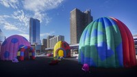 Tenda tiup yang disebut D.R.E.A.M.S. (Dove Raggiungere e Ammirare Mondi Straordinari) oleh Camilla Falsini, dipasang sebagai bagian dari pameran Museum Balon AS Lets Fly, di lokasi museum Pier 36 Manhattan, Selasa, 24 Oktober 2023, di New York.  