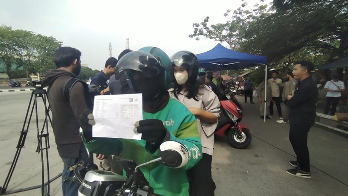 Ojek online yang terkena razia uji emisi (Tina/detikcom)