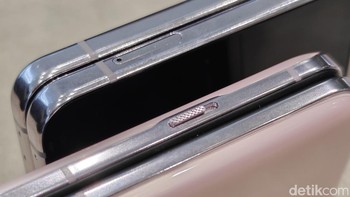 Galaxy Z Flip 5 terlihat menutup rapat. Sementara Oppo Find N3 Flip seolah ada celah di antara bagian atas dan bawah, namun sejatinya kedua bagian tersebut tertutup rapat. Foto: Adi Fida Rahman/detikINET