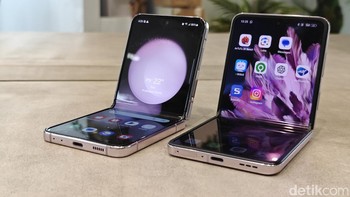 Kedua HP ini punya mode flex. Foto: Adi Fida Rahman/detikINET