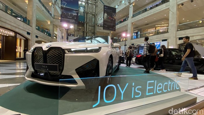 Pameran mobil listrik BMW