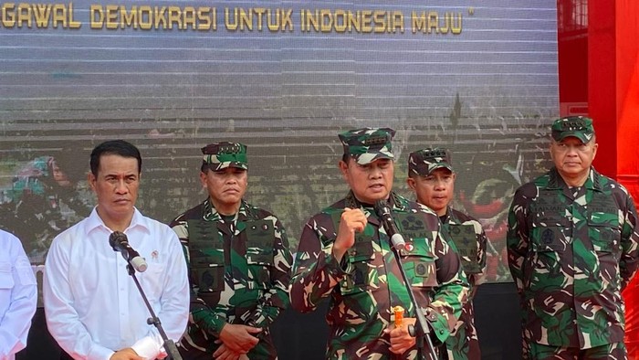 Panglima TNI Laksamana Yudo (ketiga dari kanan)/(Kurniawan-detikcom)