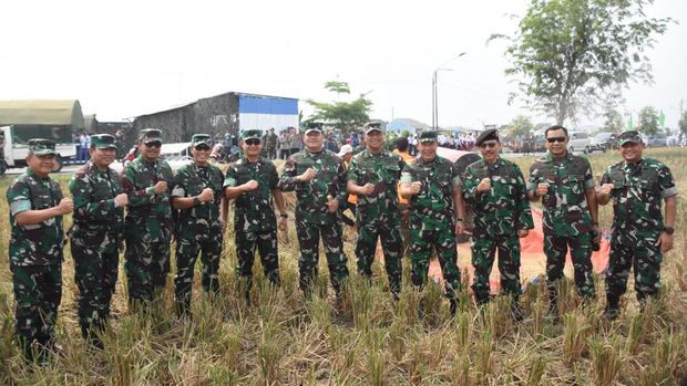 Panglima TNI Laksamana Yudo Margono menggelar Gerakan Nasional Ketahanan Pangan yang berlangsung di 385 titik di seluruh wilayah Indonesia. (dok Pendam Jaya)