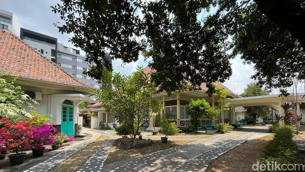 Panti Semedi Wisma PTPM bangunan cagar budaya ini dulunya milik Keraton Jogja yang kini dikelola Romo Serikat Yesus. Gedung ini juga menyediakan penginapan dan juga menjadi tempat sekolah calon romo Jesuit. Foto diambil Senin (30/10/2023).