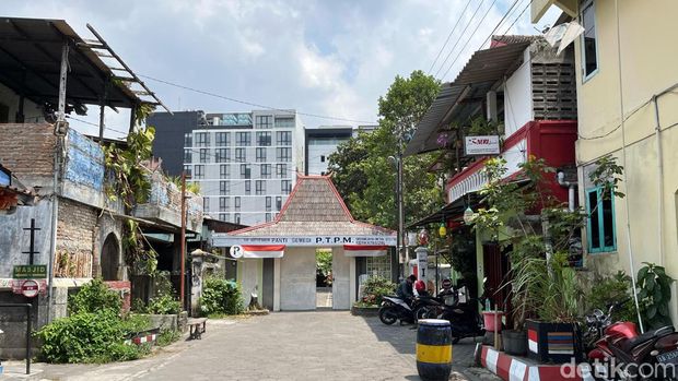 Panti Semedi Wisma PTPM bangunan cagar budaya ini dulunya milik Keraton Jogja yang kini dikelola Romo Serikat Yesus. Gedung ini juga menyediakan penginapan dan juga menjadi tempat sekolah calon romo Jesuit. Foto diambil Senin (30/10/2023).
