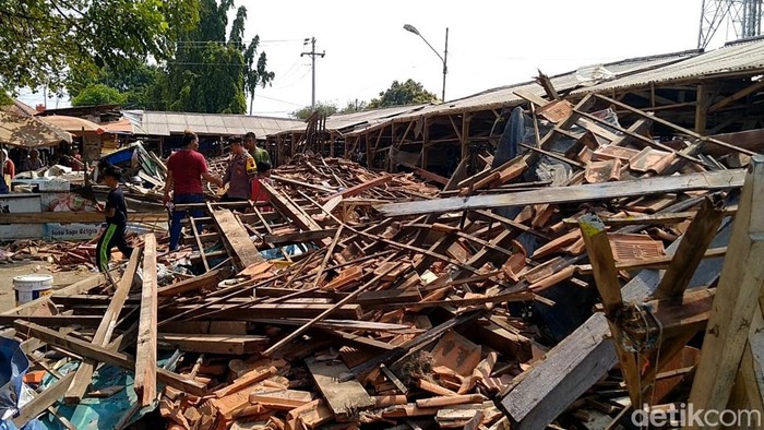 Pasar darurat Wiradesa, Pekalongan roboh usai disapu angin kencang, Rabu (1/11/2023).