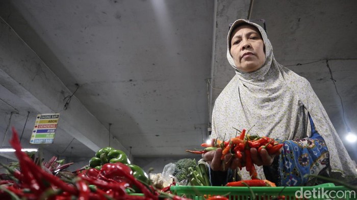 Pedagan di Pasar Kosambi Bandung mengeluhkan tingginya harga cabai saat ini.
