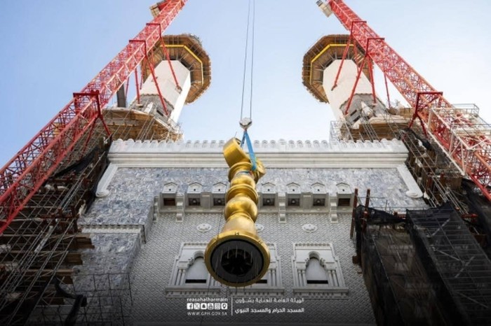 Pemasangan bulan sabit emas di menara Masjidil Haram