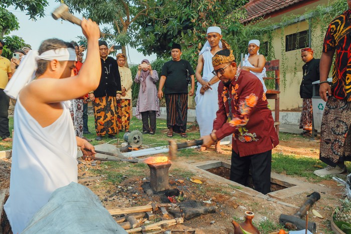 Pembangunan Tugu Keris