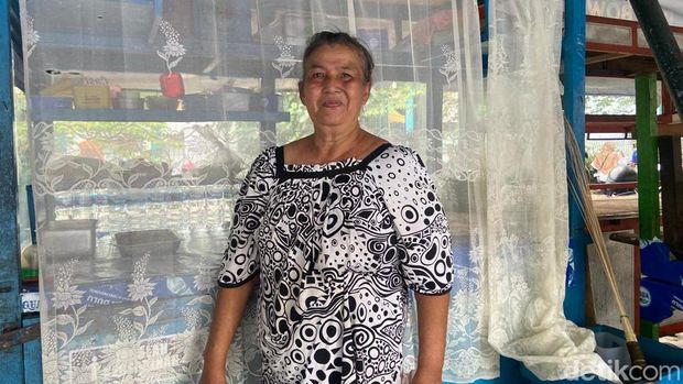 Pemilik warung makan, Lusi (68), di Pasar Beringharjo Jogja juga terdampak kenaikan harga beras. Foto diambil Rabu (1/11/2023).